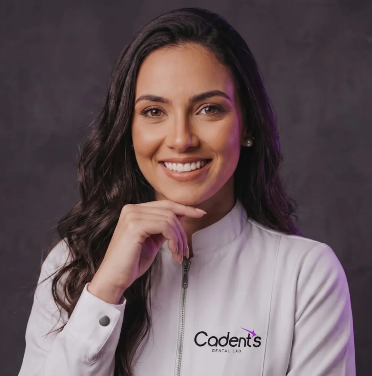 Profissional da Cadent's Dental Lab com jaleco branco e o logo da marca bordado